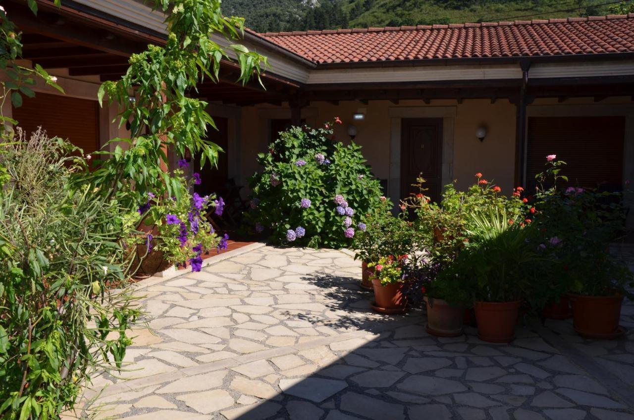 Hotel Arenas De Cabrales- Apartamentos エクステリア 写真